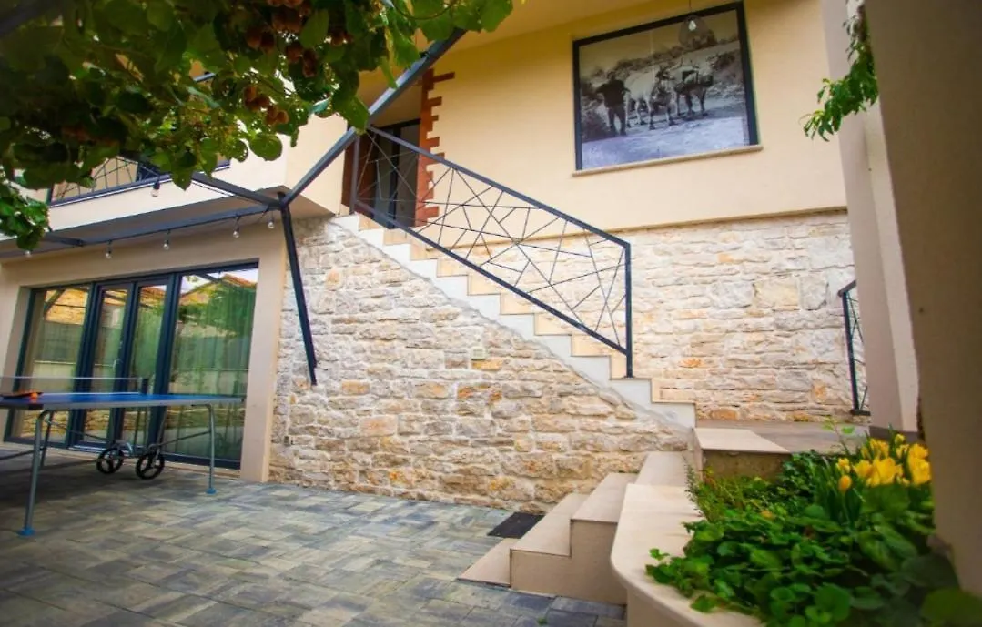 Kuca Poli Stare Nuoni Villa Modrusani 0*,